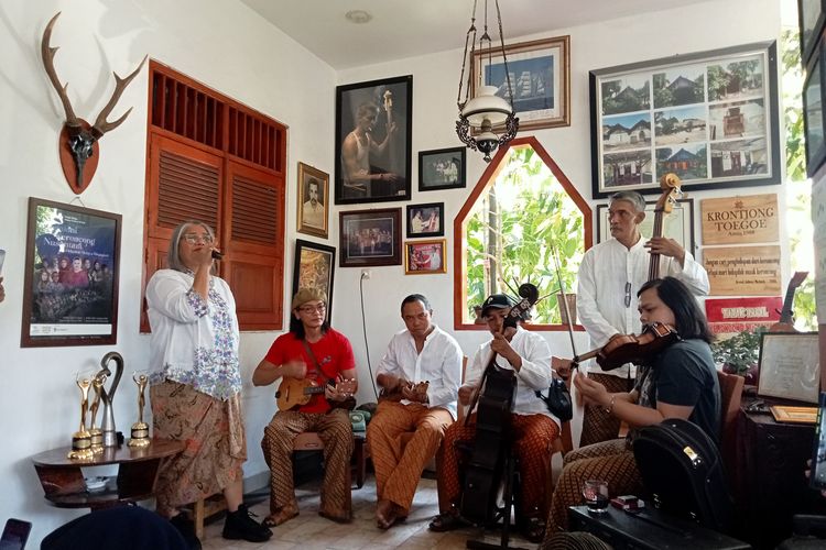 Orang tugu sedang memainkan lagu keroncong tugu di Kampung Tugu, Jakarta Utara, Rabu (27/9/2023).