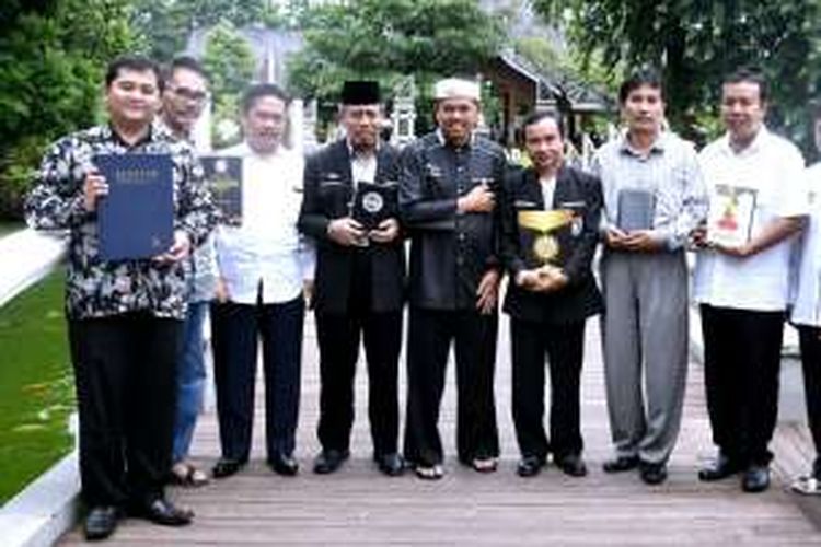 Pdt Efori Gulo bersama Bupati Purwakarta, Dedi Mulyadi dan para pemuka agama di Purwakarta.