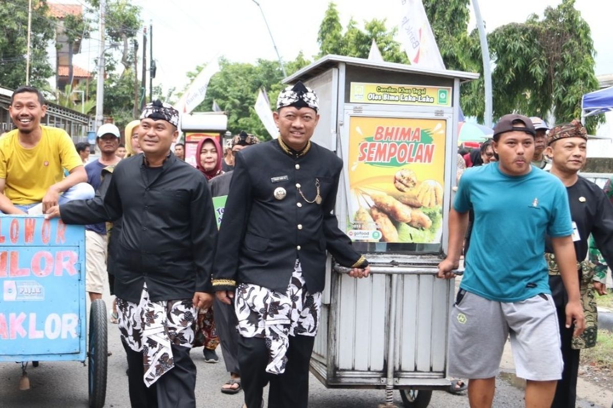 Momen Wali Kota Tegal Antar PKL yang Digusur ke Lokasi Baru