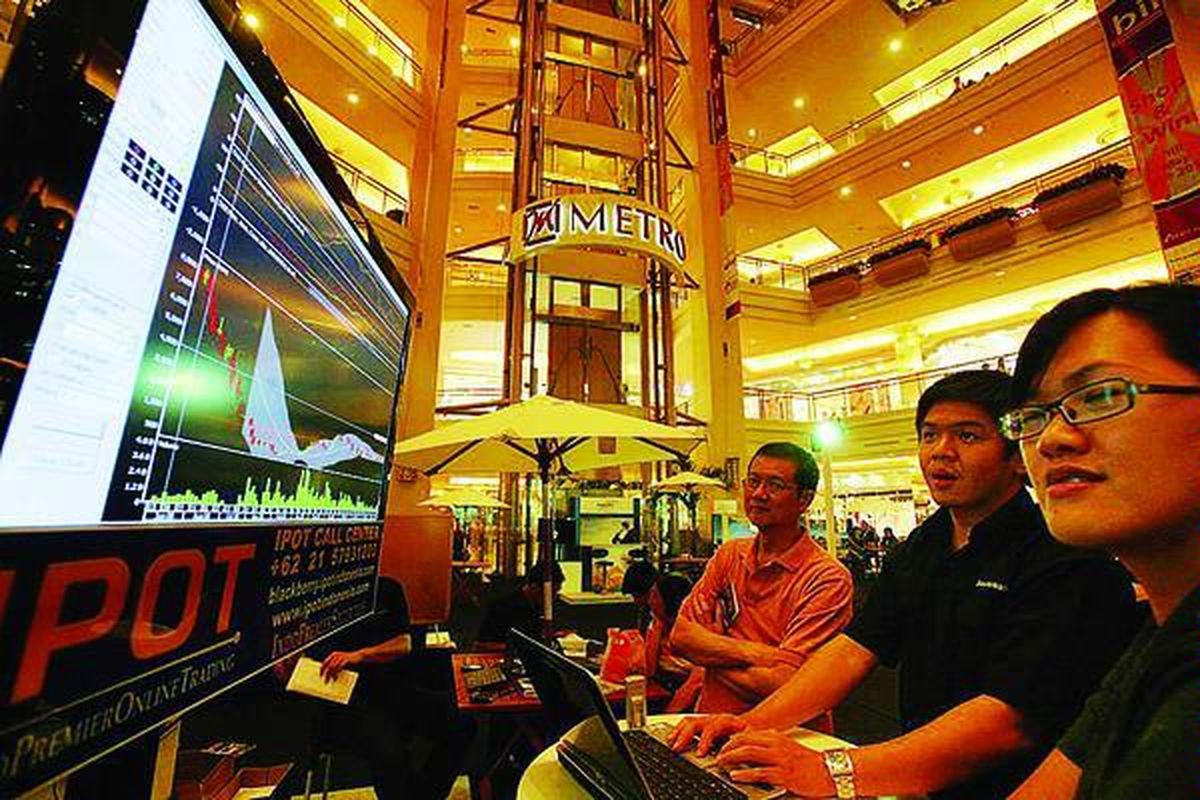 Pengunjung mencermati perkembangan harga saham pada layar yang terpasang di ajang Roadshow Pasar Modal di Mal Taman Anggrek, Jakarta, beberapa waktu lalu. Investasi pada saham dianggap cocok untuk kelas menengah muda. Namun, sebagian besar kelas menengah Indonesia masih berada di lapisan kelas menengah bawah yang rawan tergelincir menjadi miskin.