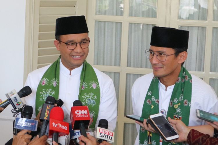 Gubernur dan Wakil Gubernur DKI Jakarta, Anies Baswedan-Sandiaga Uno usai makan siang bersama Wakil Presiden Jusuf Kalla di Istana Wakil Presiden, Jakarta, Kamis (26/10/2017). 