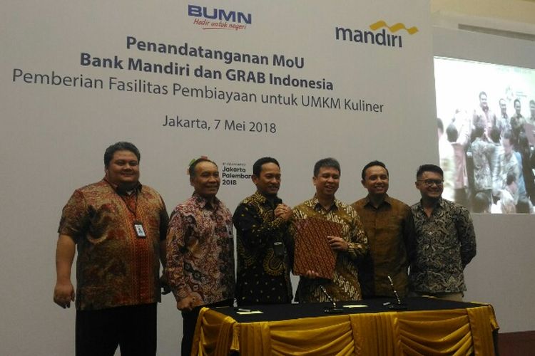 Bank Mandiri dan Grab Indonesia teken kerja sama penyaluran pinjaman dengan skema KUR bagi UMKM kuliner mitra GrabFood di Plaza Mandiri, Jakarta, Senin (7/5/2018).