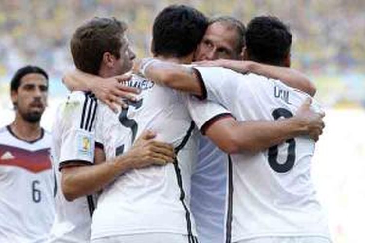 Pemain belakang Jerman, Mats Hummels (tengah), melakukan selebrasi bersama rekan-rekannya setelah mencetak gol ke gawang Perancis pada laga perempat final Piala Dunia 2014, Jumat (4/7/2014).