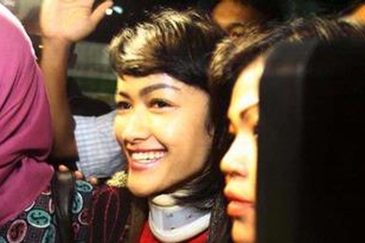 Julia Perez, yang biasa disapa Jupe, dijemput penyidik Kejaksaan Negeri Jakarta Timur, Senin (18/3/2013). Jupe dijemput di rumahnya di kawasan Raffles Hills, Cibubur. 