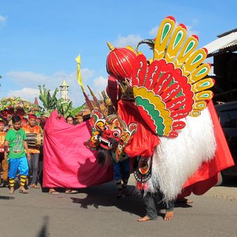 Barong Ider di Desa Kemiren, Banyuwangi yang diselenggarakan pada  hari kedua Idul Fitri. Kesenian tersebut  bagian  dari ritual tolak bala dan sebagai   doa untuk keselamatan  desa. Selain arakan barong, ada pula pertunjukkan kesenian lainnya. 