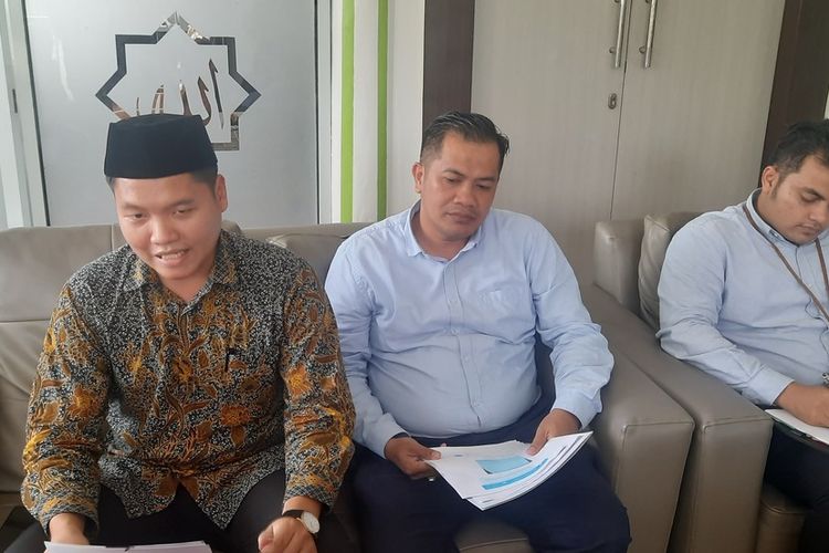 Ketua Yayasan Izzatuna, Muhammad Kosasi bersama kuasa hukum pelaku memberikan klarifikasi terkait kasus penganiayaan santri di pondok pesantren Izzatuna Banyuasin, Senin (24/10/2022).