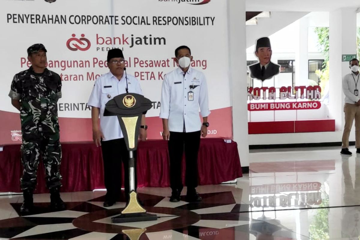 Wali Kota Blitar Santoso menghadiri seremoni penyerahan bantuan oleh Bank Jatim di teras Kantor Wali Kota Blitar, Rabu (14/12/2022)