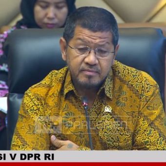 Wakil Ketua Komisi V Dewan Perwakilan Rakyat (DPR) RI Robert Rouw saat rapat kerja Komisi V dengan Kemenhub di Gedung DPR RI, Jakarta, Selasa (7/11/2023).