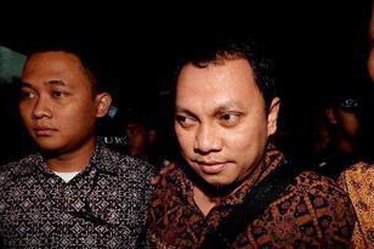 Terpidana kasus mafia pajak, Gayus H Tambunan, usai menjalani pemeriksaan di Kantor Komisi Pemberantasan Korupsi, Jakarta, Jumat (4/2/2011). Gayus diperiksa seputar kegiatannya selama menjadi pegawai Direktorat Jenderal Pajak. 