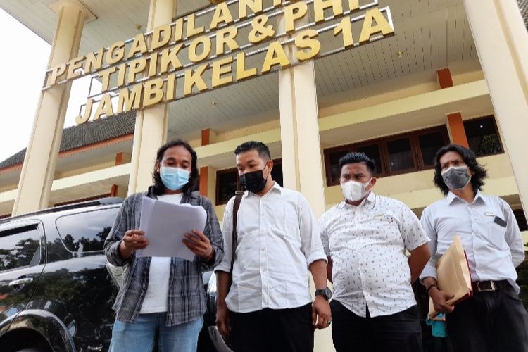 Direktur Walhi Jambi, Rudiansyah saat melakukan konferensi pers di Pengadilan Negeri Jambi usai menggugat PT PDI dan PBP karena perusahaan tersebut mengalami kebakaran berulang.