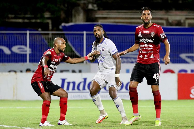 Pemain Bali United Leonard Tupamahu dan Willian Pachecho menjaga pemain asing Arema FC Carlos Fortes (tengah) saat pertandingan pekan 31 Liga 1 2021-2022 yang berakhir dengan skor 2-1 di Stadion I Gusti Ngurah Rai Denpasar, Selasa (15/3/2022) sore.