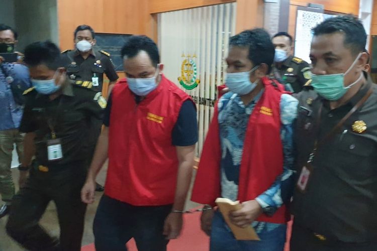 Kejati Banten menetapkan dan menahan tiga tersangka kasus dugaan korupsi pengadaan masker di Dinas Kesehatan Banten.