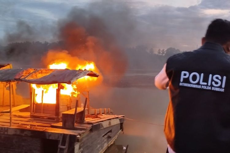 Buntut 9 Penambang Tewas, 2 Kapal Tambang Emas Ilegal di Sijunjung, Dibakar di Lokasi