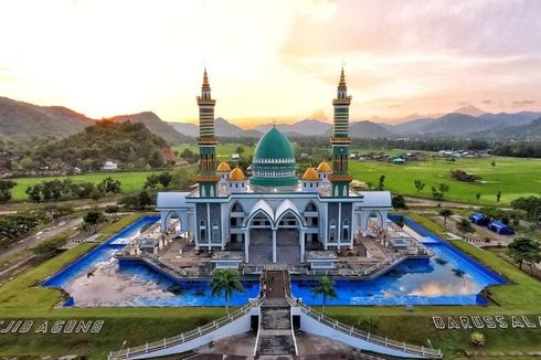 Melihat Kemegahan Masjid Agung Darussalam di Sumbawa Barat, Dikelilingi Kolam