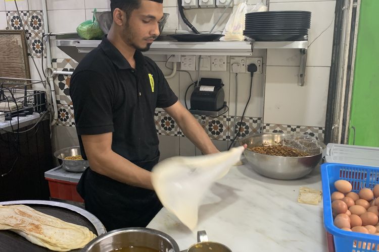 Di depan Restoran Hameediyah, Penang, Malaysia, pelanggan bisa menyaksikan pembuatan martabak isi aneka daging, seperti ayam, sapi, dan kambing.