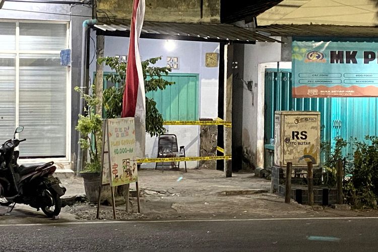 Garis polisi terpasang di teras dan pintu rumah di Jalan Cemara, Kecamatan Sukorejo, Kota Blitar dimana warga bernama inisial DN (35) ditemukan tewas pada Jumat (15/8/2025) sore.