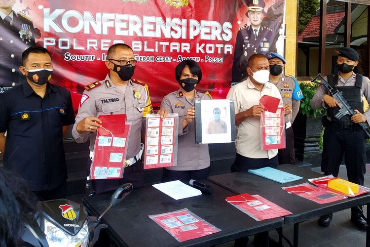 Polisi menggelar konferensi pers pengungkapan kasus penipuan berkedok jasa pembuatan dan perpanjangan surat izin mengemudi (SIM) di Kantor Polres Blitar Kota, Jumat (4/3/2022)