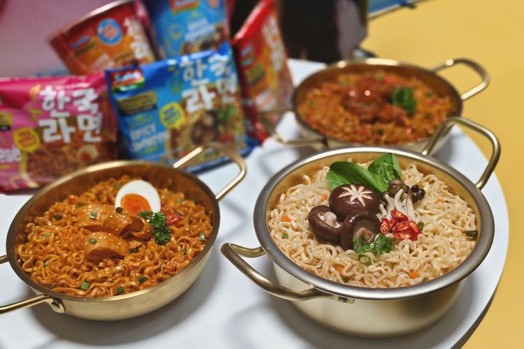 Indomie Korean Ramyeon Series, a new variant of Indomie, during a press conference, at the Main Atrium, Gandaria City Mall, South Jakarta, Thursday (31/10/2024). 