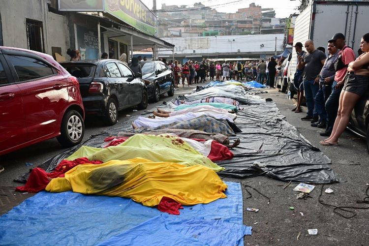Puluhan jenazah korban penggerebekan narkoba di kompleks Penha di Rio de Janeiro, Brasil, pada 29 Oktober 2025.