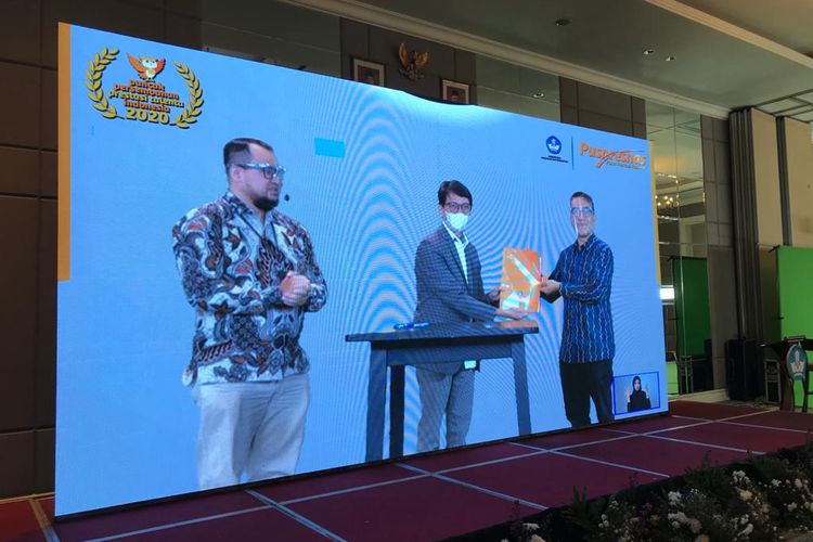 Pusat Prestasi Nasional (Puspresnas) melakukan penandatangan kerja sama dengan Fakultas Seni Rupa dan Desain Institut Teknologi Bandung (ITB) yang diwakili Kepala Puspresnas Asep Sukmayadi dan Dekan FSRD ITB Andryanto Rikrik Kumara (30/12/2020).