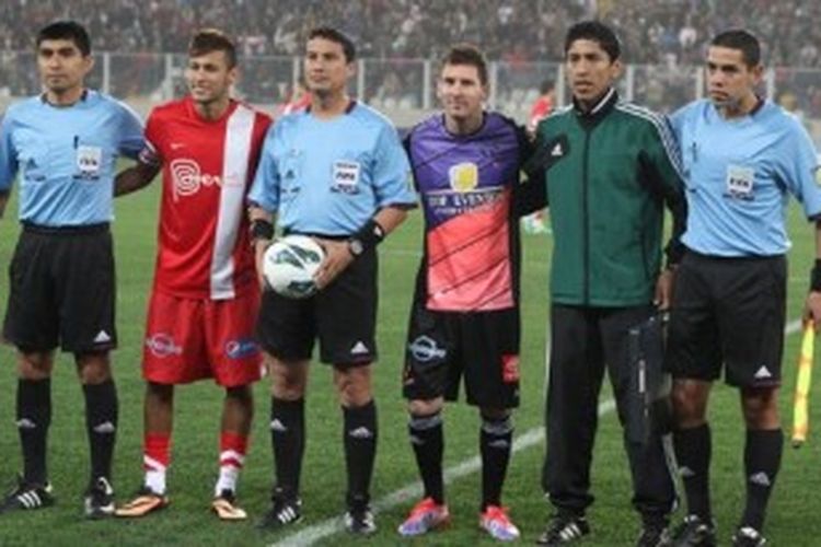 Lionel Messi (tiga dari kanan) bersama rekanya di Barcelona, Neymar da Silva (dua dari kiri) dalam pertandingan amal di Lima, Peru, Selasa (2/7/2013) malam.