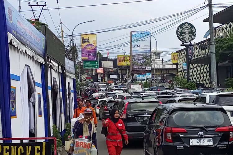 Kemacetan lalu lintas di kawasan wisata Puncak Bogor, Jawa Barat, Senin (24/4/2023).