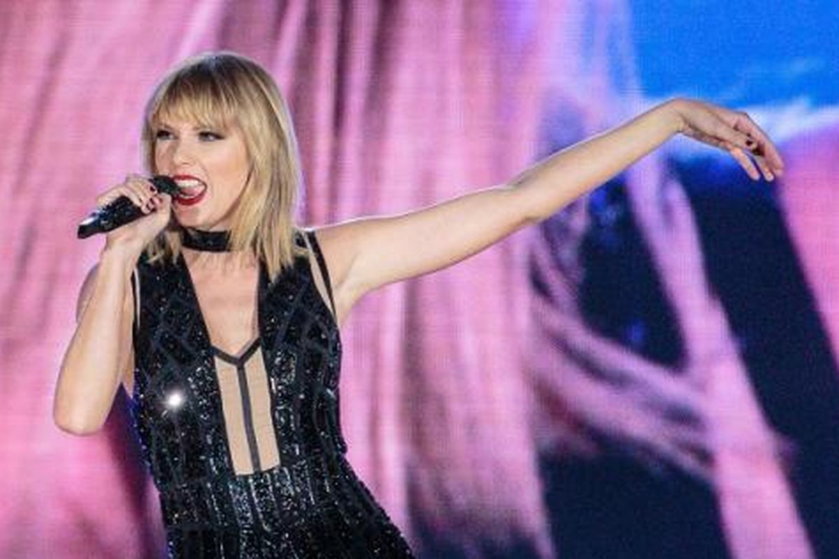 Taylor Swift tampil pada konser tunggalnya di Circuits of The Americas di Austin, Texas, Sabtu (22/10/2016).