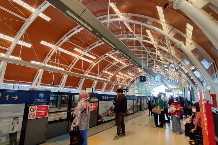 Suasana Stasiun LRT Dukuh Atas di Jakarta Pusat, Selasa (29/8/2023).