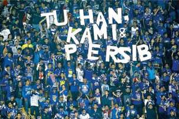Aksi bobotoh Persib Bandung saat mendukung timnya pada Piala Presiden 2015 di Bandung.