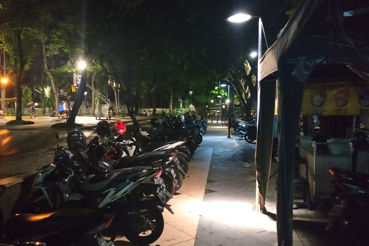 Area parkir sepeda motor di sekitar Taman Menteng Jakarta Pusat dinilai lebih memudahkan pengunjung ketimbang gedung parkir.