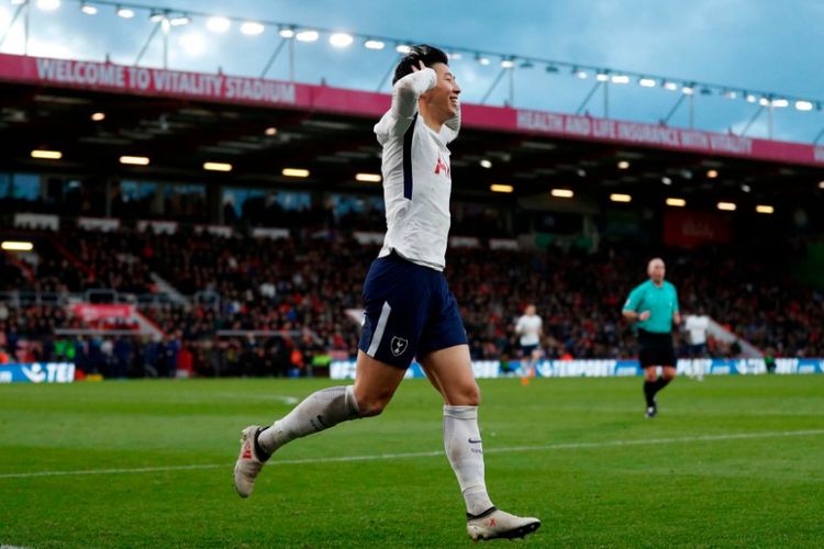 Pemain serbabisa Tottenham Hotspur, Son Heung-min, merayakan gol ke gawang AFC Bournemouth pada pertandingan Premier League di Stadion Vitality, Minggu (11/3/2018). 