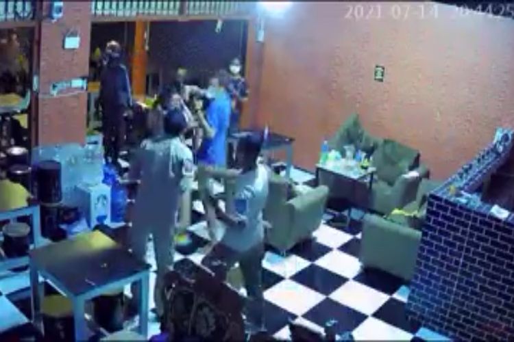Salah seorang oknum Satpol PP terekam CCTV sedang menganiaya seorang wanita hamil saat menggelar razia PPKM di salah satu warung kopi di Desa Panciro, Kecamatan Bajeng, Kabupaten Gowa, Sulawesi Selatan. Rabu, (14/7/2021).