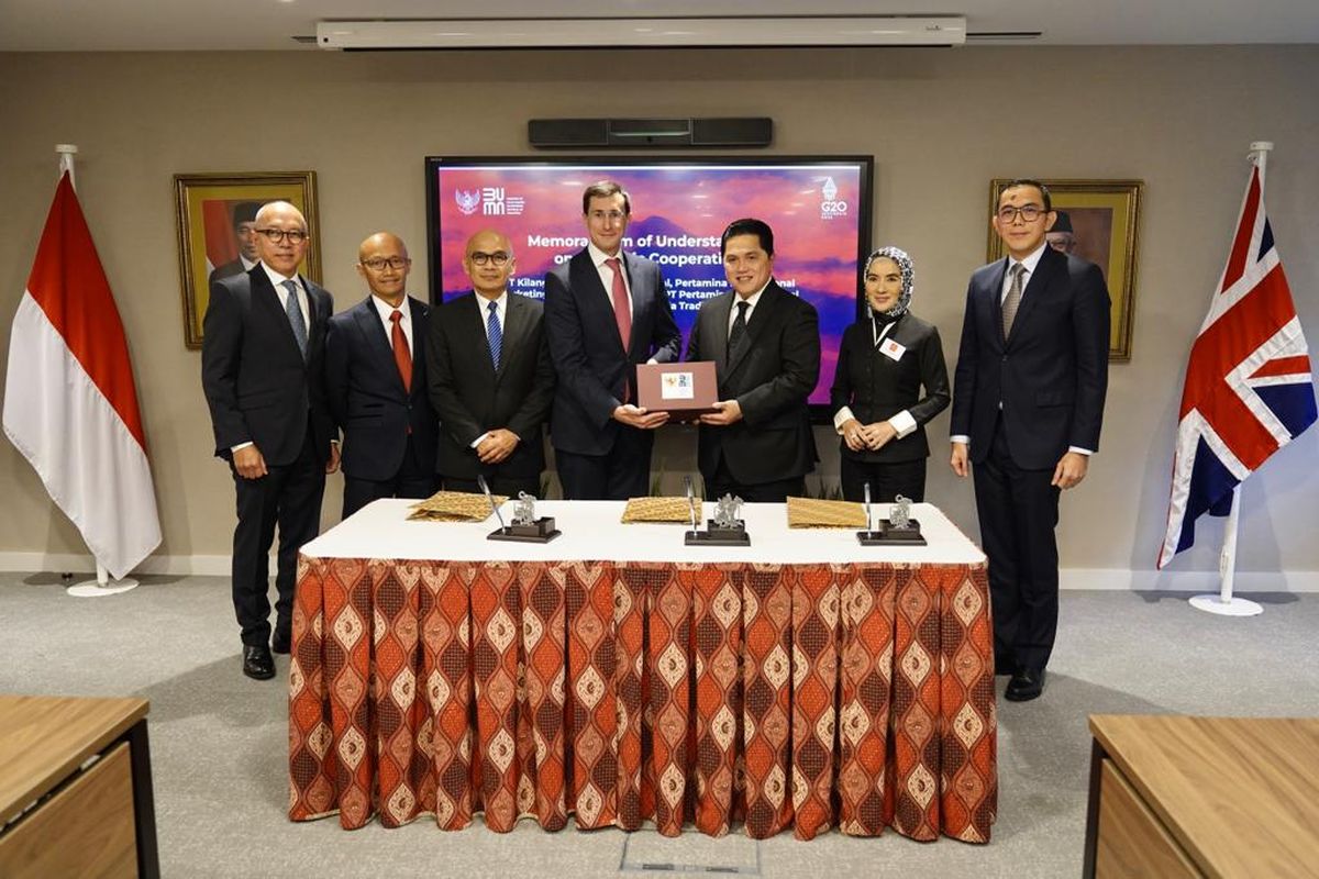 Menteri BUMN Erick Thohir didampingi Direktur Utama Pertamina, Nicke Widyawati menandatangani nota kesepahaman antara Pertamina Group dengan perusahaan Eropa Trafigura di London, Inggris, Jumat (30/9/2022).