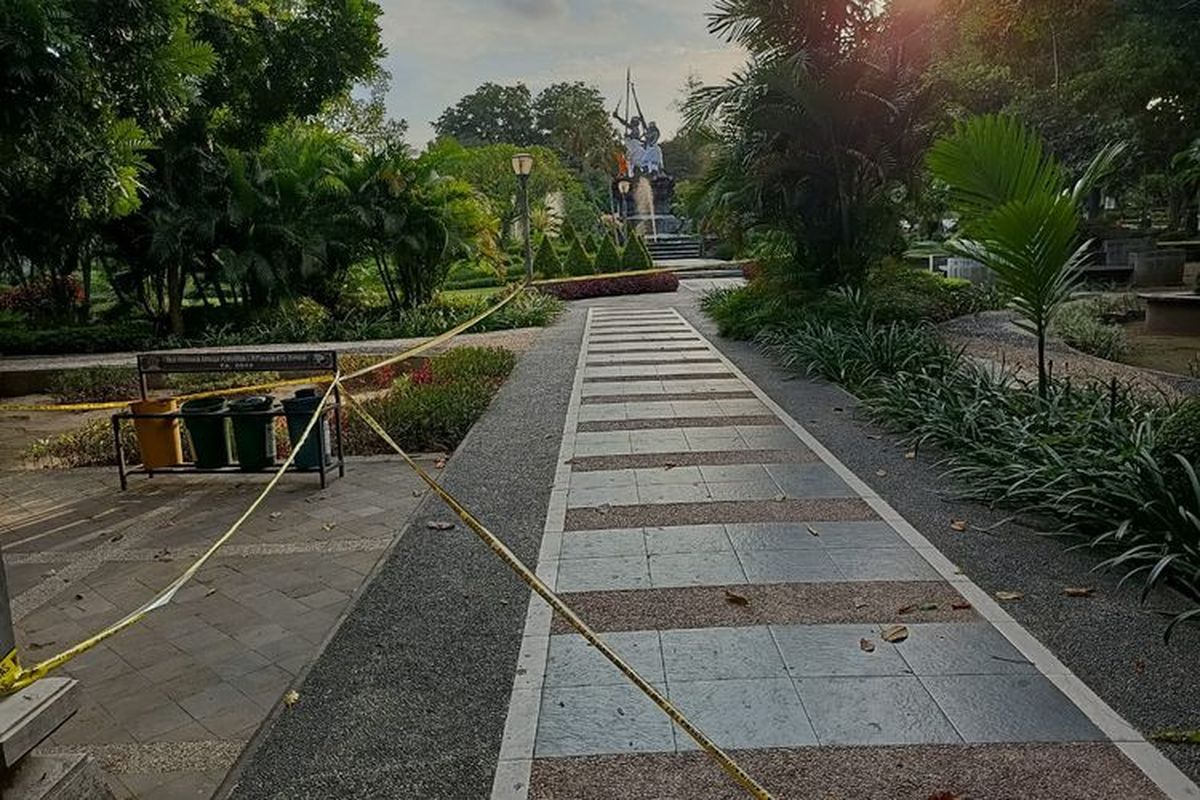 Lapangan Puputan I Gusti Ngurah Made Agung di Kota Denpasar ditutup akibat kasus Covid-19 yang terus meningkat. 