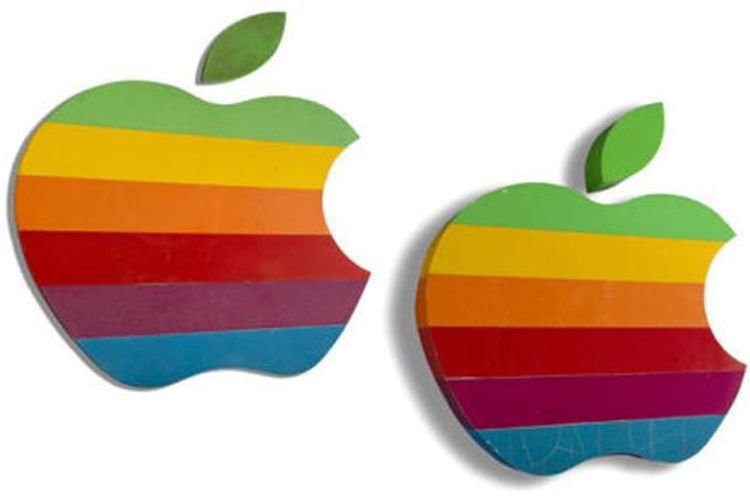 Dua papan logo lama Apple yang akan dilelang