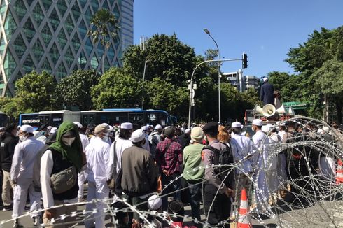 Jalan Menuju Patung Kuda Disekat Polisi, Massa Reuni 212 Kumpul di Perempatan MH Thamrin