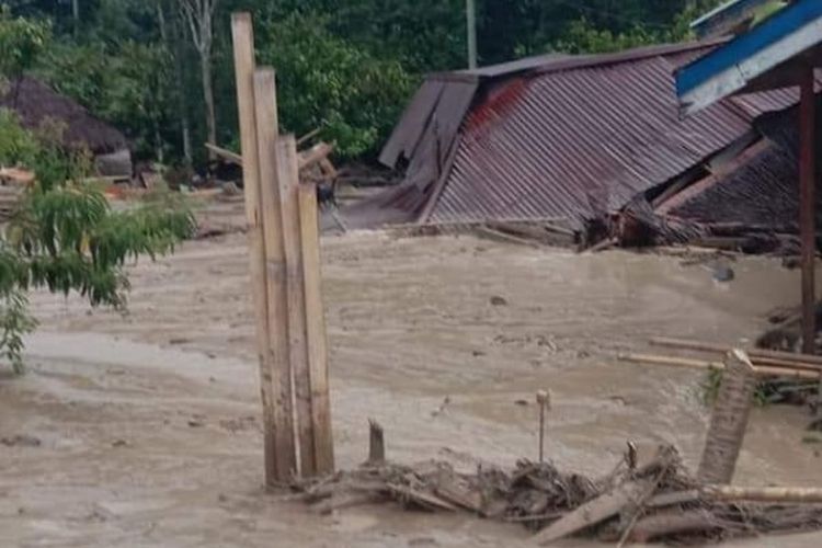 Banjir bandang di Poso, Sulawesi Tengah, Selasa (3/3/2020).