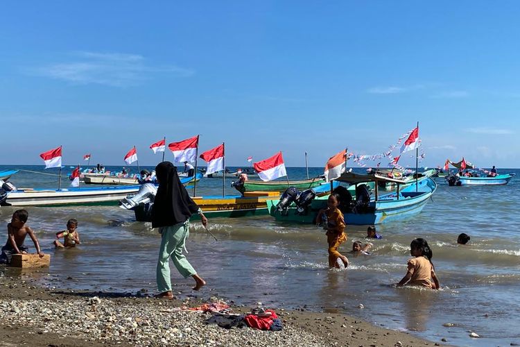 Beberapa anak tampak bermain di pesisir Pantai Motaain, Silawan, Belu, Nusa Tenggara Timur. Mereka berlarian ke sana kemari usai digelarnya upacara hari kemerdekaan di Lapangan Joni, Kamis (17/8/2023). 