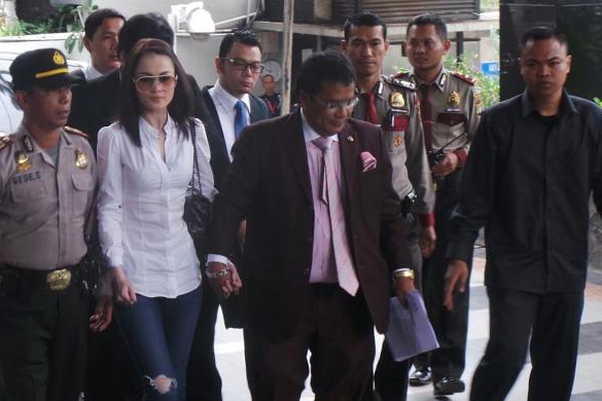 Jennifer Dunn tiba di Gedung KPK digandeng pengacaranya, Hotman Paris Hutapea, Jumat (14/2/2014).