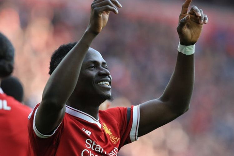 Penyerang Liverpool, Sadio Mane, melakukan selebrasi seusai menjebol gawang Bournemouth dalam partai Liga Inggris di Anfield, Sabtu (14/4/2018)