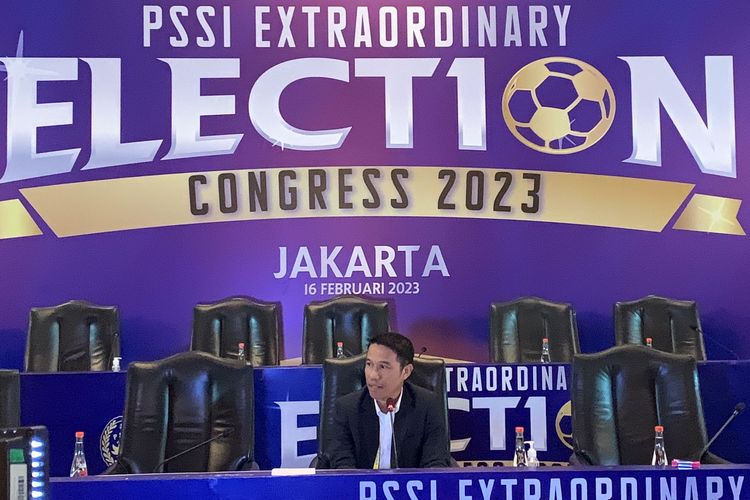 Yunus Nusi saat memberikan alasannya mundur usai dipilih menjadi Wakil Ketua Umum PSSI. Hal ini disampaikan dia dalam sesi konferensi pers setelah acara Kongres Luar Biasa pada Kamis (16/2/2023).