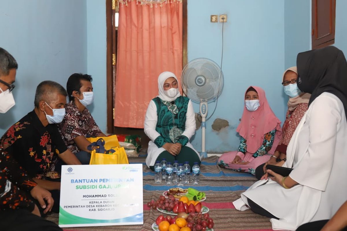 Menteri Ketenagakerjaan Ida Fauziyah menemui penerima bantuan subsidi gaji termin pertama, di Sidoarjo, Jawa Timur, Jumat (6/11/2020).