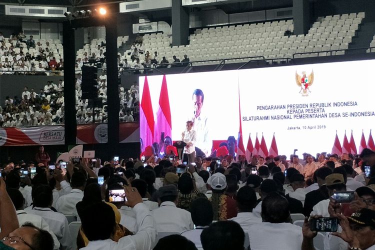 Presiden RI Joko Widodo memberi arahan kepada kepala desa seluruh Indonesia di  Stadion Tennis Indoor, Senayan, Rabu (10/4/2019). 