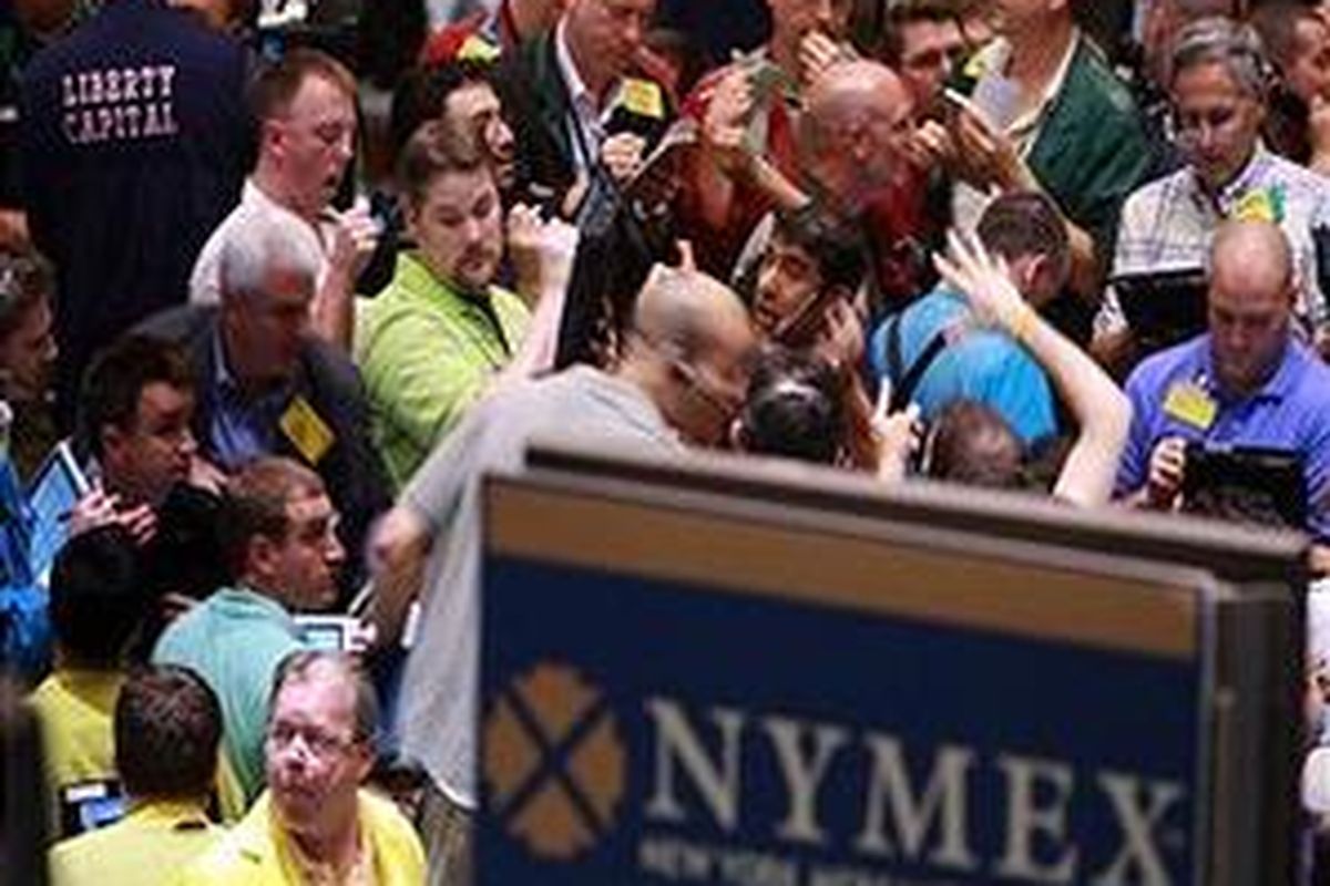 Kesibukan pialang di bursa komoditas New York Mercantile Exchange, New York. 