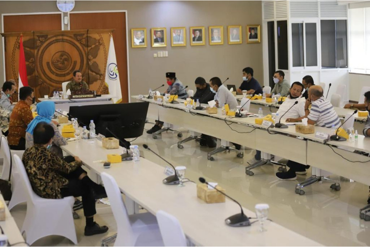 Sakti Wahyu Trenggono berdiskusi dengan perwakilan nelayan dari Kabupaten Pati