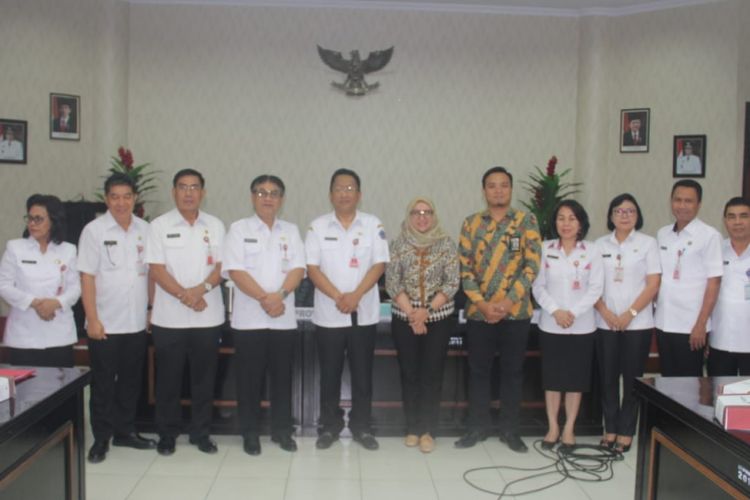 Rapat evaluasi program pemberantasan korupsi terintegrasi bersama dengan Tim Komisi Pemberantasan Korupsi (KPK) di Ruang Rapat Inspektorat Daerah Provinsi Sulut, Rabu (13/2/2019).