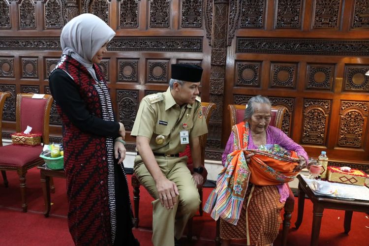 Gubernur Jawa Tengah Ganjar Pranowo ketika sedang menerima Mbah Bandiyem yang waktu itu menjadi tamu istimewa Gubernur jateng pada halalbihalal Lebaran 2018, di Kantor Gubernur Jateng, Semarang.