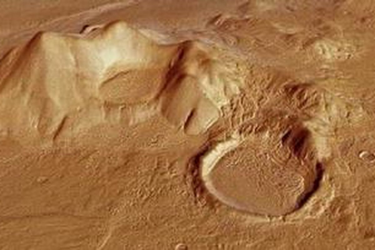 Gunung di Mars menjulang setinggi 2500 meter di wilayah Reull Vallis.