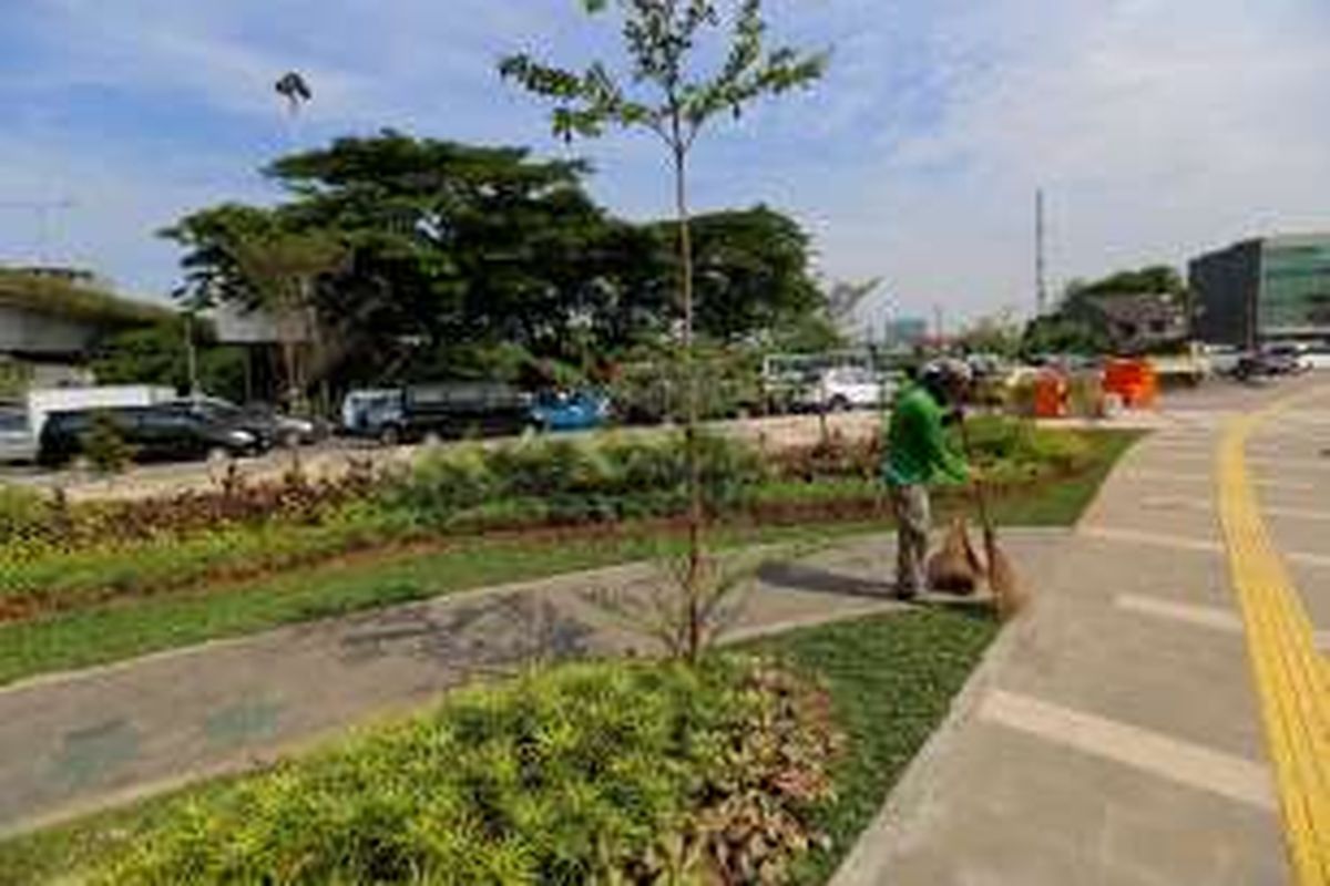 Petugas kebersihan membersihkan taman di trotoar Jalan Jatibaru Raya, Tanah Abang, Jakarta Pusat, Rabu (23/11/2016). Lahan tersebut merupakan taman yang menjadi bagian dari proyek pelebaran trotoar di kawasan Tanah Abang, tepatnya di Jalan Jatibaru Raya.