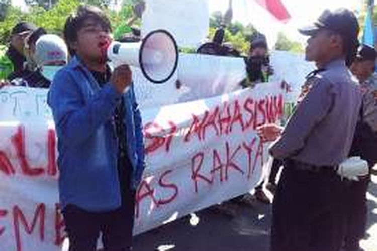 Puluhan Mahasiswa Nunukan yang tergabung dalam Aliansi Mahasiswa Pembebas Rakyat “ ampera” saat menggelar demo terkait krisis listrik yang terjadi di wilayah perbatasan. Wabup Nunukan sempat memprotes penggunaan pembebas oleh mahasiswa.